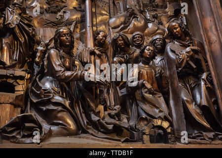 Nativité de Jésus dépeinte dans le tilleul d'allégement sculpté par le sculpteur allemand Veit Stoss (Veit Stoß) sur l'autel de la Nativité (Veit-Stoß-autel) dans la Cathédrale de Bamberg (Bamberger Dom) à Bamberg, Haute-Franconie, Allemagne. Banque D'Images