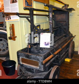 1741 Newsham pompe manuelle. Le Grand Manchester Fire Service Museum, à Rochdale, UK, a l'intention de commencer les travaux de construction à son nouvel emplacement, l'ancienne route adjacente Maclure fire station, plus tard cette année .l'édifice sera entièrement restauré dans son état de 1930 à la fin de 2020. Le déménagement dans des locaux plus vastes, signifie qu'un grand incendie peuvent être affichées, avec de nombreux éléments historiques fascinants du matériel d'incendie. Banque D'Images