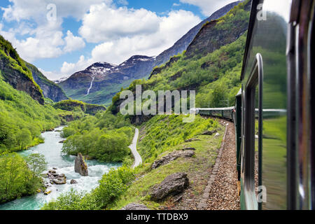 Vue depuis le Flam Railway (Flåmsbana), un train touristique qui s'étend entre Flåm et Myrdal, Aurland, Sogn og Fjordane, Norvège Banque D'Images