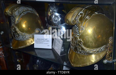 Les casques des pompiers vintage. Le Grand Manchester Fire Service Museum, à Rochdale, UK, a l'intention de commencer les travaux de construction à son nouvel emplacement, l'ancienne route adjacente Maclure fire station, plus tard cette année .l'édifice sera entièrement restauré dans son état de 1930 à la fin de 2020. Le déménagement dans des locaux plus vastes, signifie qu'un grand incendie peuvent être affichées, avec de nombreux éléments historiques fascinants du matériel d'incendie. Banque D'Images