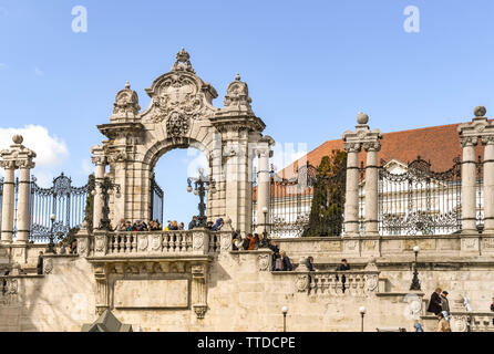 BUDAPEST, HONGRIE - Mars 2018 : porte en pierre décorés dans le parc de château de Budapest. Les gens sont debout sur le balcon en face de la porte. Banque D'Images