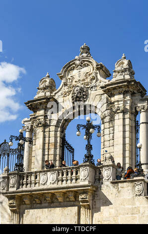 BUDAPEST, HONGRIE - Mars 2018 : porte en pierre décorés dans le parc de château de Budapest. Les gens sont debout sur le balcon en face de la porte. Banque D'Images