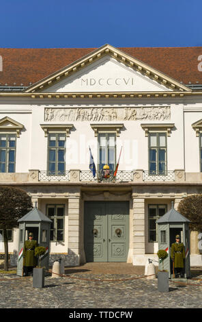 BUDAPEST, HONGRIE - Mars 2018 : soldats de garde à l'extérieur de la résidence au château de Budapest Banque D'Images