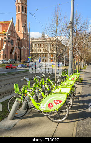 BUDAPEST, HONGRIE - Mars 2018 : location de bicyclettes dans leurs stations d'accueil dans le centre-ville de Budapest. Banque D'Images