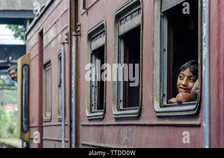 Un jeune passager à bord d'un train entre Kandy et Ella, Sri Lanka Banque D'Images