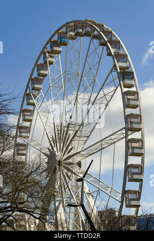 BUDAPEST, HONGRIE - Mars 2018 : l'Œil de Budapest est une grande roue donnant des promenades dans le centre-ville Banque D'Images