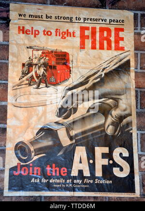 Affiche pour le service incendie auxiliaire, 1940 Guerre. Le Grand Manchester Fire Service Museum, à Rochdale, UK, a l'intention de commencer les travaux de construction à son nouvel emplacement, l'ancienne route adjacente Maclure fire station, plus tard cette année .l'édifice sera entièrement restauré dans son état de 1930 à la fin de 2020. Le déménagement dans des locaux plus vastes, signifie qu'un grand incendie peuvent être affichées, avec de nombreux éléments historiques fascinants du matériel d'incendie. Banque D'Images