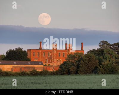 Eastchurch, Kent, UK. 16 mai, 2019. Météo France : la pleine lune se lever au-dessus de la Fraise Shurland historique Hall à Eastchurch, Kent, où Henry VIII et Anne Boleyn ont passé leur lune de miel. Credit : James Bell/Alamy Live News Banque D'Images