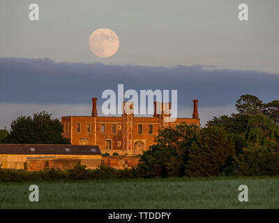 Eastchurch, Kent, UK. 16 mai, 2019. Météo France : la pleine lune se lever au-dessus de la Fraise Shurland historique Hall à Eastchurch, Kent, où Henry VIII et Anne Boleyn ont passé leur lune de miel. Credit : James Bell/Alamy Live News Banque D'Images