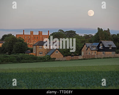 Eastchurch, Kent, UK. 16 mai, 2019. Météo France : la pleine lune se lever au-dessus de la Fraise Shurland historique Hall à Eastchurch, Kent, où Henry VIII et Anne Boleyn ont passé leur lune de miel. Credit : James Bell/Alamy Live News Banque D'Images