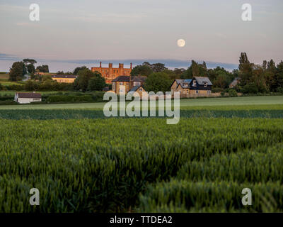 Eastchurch, Kent, UK. 16 mai, 2019. Météo France : la pleine lune se lever au-dessus de la Fraise Shurland historique Hall à Eastchurch, Kent, où Henry VIII et Anne Boleyn ont passé leur lune de miel. Credit : James Bell/Alamy Live News Banque D'Images