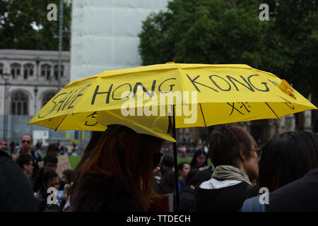 Londres, Royaume-Uni. 16 juin 2019. Autour de 1000 manifestants protester contre la loi sur l'extradition par le Gouvernement de Hong Kong et de son chef, Carrie Lam sur la place du Parlement, Londres, UK exigeant l'aide britannique dans la protection de la liberté. La loi permettrait le transfert de personnes soupçonnées de crimes, y compris l'opposition politique, d'être transférée à la Chine. Crédit : Joe Keurig / Alamy Banque D'Images