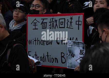Londres, Royaume-Uni. 16 juin 2019. Autour de 1000 manifestants protester contre la loi sur l'extradition par le Gouvernement de Hong Kong et de son chef, Carrie Lam sur la place du Parlement, Londres, UK exigeant l'aide britannique dans la protection de la liberté. La loi permettrait le transfert de personnes soupçonnées de crimes, y compris l'opposition politique, d'être transférée à la Chine. Crédit : Joe Keurig / Alamy Banque D'Images