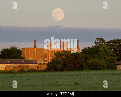 Eastchurch, Kent, UK. 16 mai, 2019. Météo France : la pleine lune se lever au-dessus de la Fraise Shurland historique Hall à Eastchurch, Kent, où Henry VIII et Anne Boleyn ont passé leur lune de miel. Credit : James Bell/Alamy Live News Banque D'Images