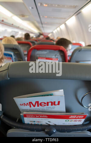 Retour du siège passager, sur un Boeing 737 montrant magazine rack avec menu et carte de sécurité de vol Banque D'Images