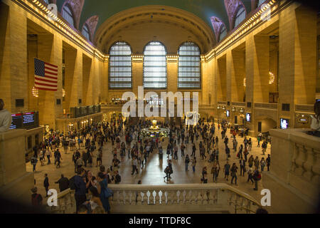 Le hall principal est toujours bondé avec les navetteurs et les voyageurs au Grand Central Terminal de New York. Banque D'Images