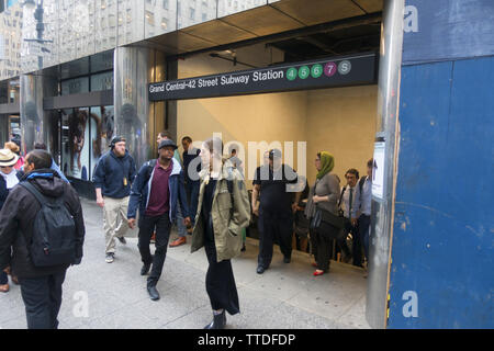 Les gens sur le trottoir par la rue à l'entrée de la station de métro au Grand Central Terminal le long de la 42e rue à Manhattan, New York. Banque D'Images