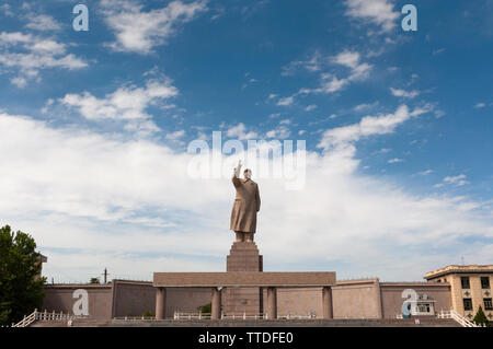 Kashgar, Xinjiang, Chine - le 14 août 2012 : une statue de Mao dans Zedungin la ville de Kashgar, Xinjiang, Chine Banque D'Images