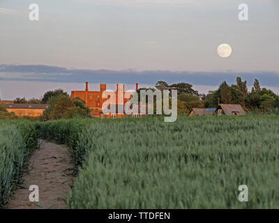 Eastchurch, Kent, UK. 16 mai, 2019. Météo France : la pleine lune se lever au-dessus de la Fraise Shurland historique Hall à Eastchurch, Kent, où Henry VIII et Anne Boleyn ont passé leur lune de miel. Credit : James Bell/Alamy Live News Banque D'Images