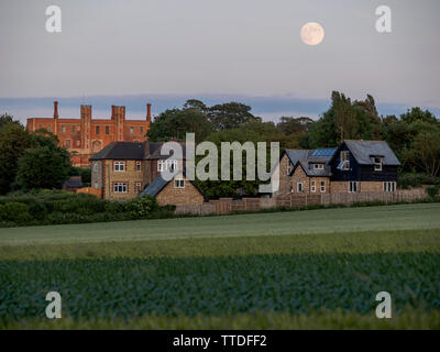 Eastchurch, Kent, UK. 16 mai, 2019. Météo France : la pleine lune se lever au-dessus de la Fraise Shurland historique Hall à Eastchurch, Kent, où Henry VIII et Anne Boleyn ont passé leur lune de miel. Credit : James Bell/Alamy Live News Banque D'Images