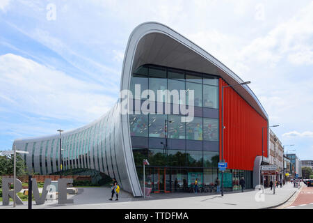 'La courbe' Bibliothèque et centre culturel, rue William, Slough, Berkshire, Angleterre, Royaume-Uni Banque D'Images