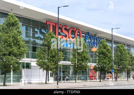 Supermarché Tesco Extra, rue Wellington, Slough, Berkshire, Angleterre, Royaume-Uni Banque D'Images
