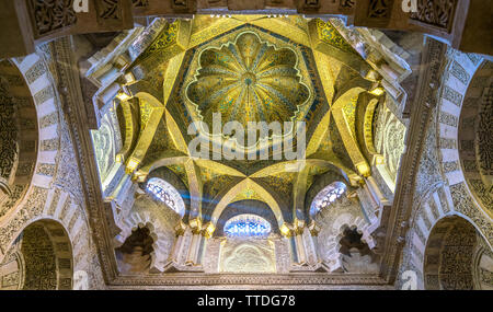 Le beau mihrab dans la Cathédrale Mezquita de Cordoue. L'Andalousie, espagne. Banque D'Images