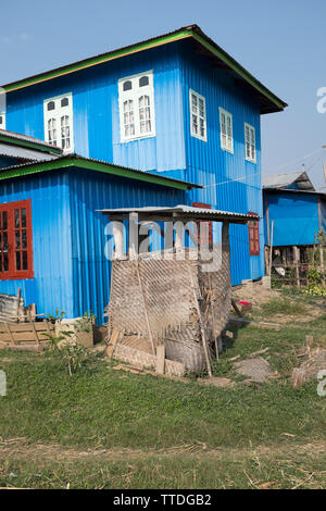 Toilettes de fortune Naughswhwe Ville Myanmar (anciennement la Birmanie) Banque D'Images