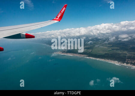 Vue sur la côte méditerranéenne à partir d'une fenêtre de la cabine d'un Boeing 737 au-dessus des nuages Banque D'Images