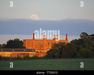 Eastchurch, Kent, UK. 16 mai, 2019. Météo France : la pleine lune se lever au-dessus de la Fraise Shurland historique Hall à Eastchurch, Kent, où Henry VIII et Anne Boleyn ont passé leur lune de miel. Credit : James Bell/Alamy Live News Banque D'Images