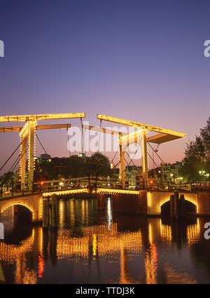 Le Magere Brug (pont maigre) au crépuscule et à l'Amstel, Amsterdam, Noord-Holland, Royaume des Pays-Bas Banque D'Images