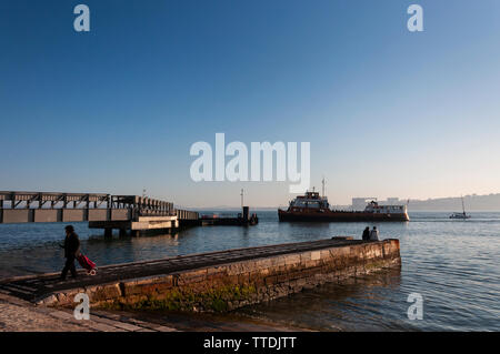 Lisbonne, Portugal - 22 janvier 2012 : Vue de la Cais do Sodre avec un ferry (cacilheiro) et les personnes qui arrivent sur un pair, dans la ville de Lisbonne, Po Banque D'Images