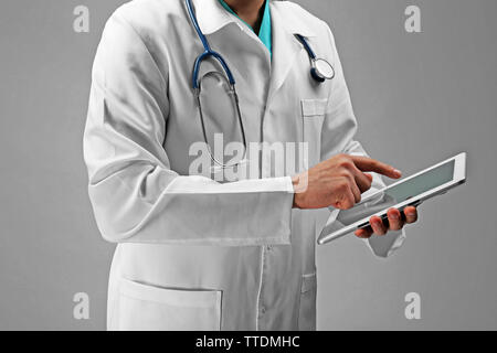 Plan rapproché sur doctor holding tablet in hands Banque D'Images