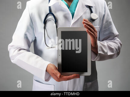 Plan rapproché sur doctor holding tablet in hands Banque D'Images