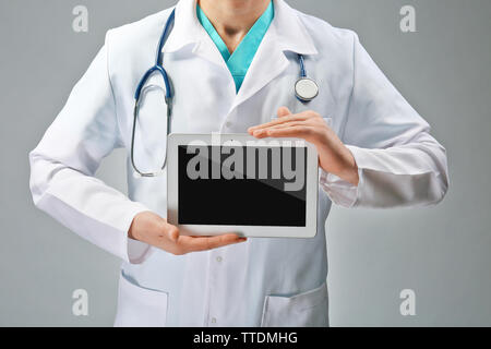 Plan rapproché sur doctor holding tablet in hands Banque D'Images