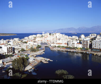 Vue de la ville et le port, Agios Nikolaos, Lassithi, Crète (Région) Crète, Grèce Banque D'Images