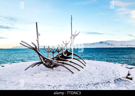 Le soleil Voyager sculpture par Jón Gunnar Árnason en hiver, Reykjavik, Islande Banque D'Images