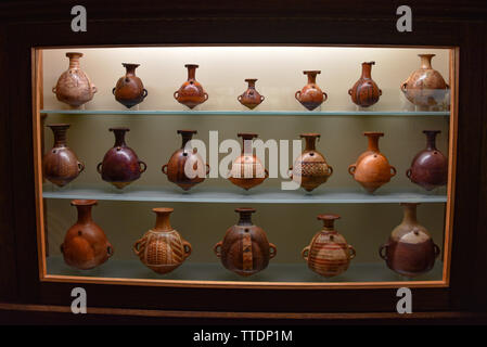 La céramique Inca antiques sur l'affichage dans une collection privée à l'Hacienda Huayoccari, Cusco, Pérou Banque D'Images