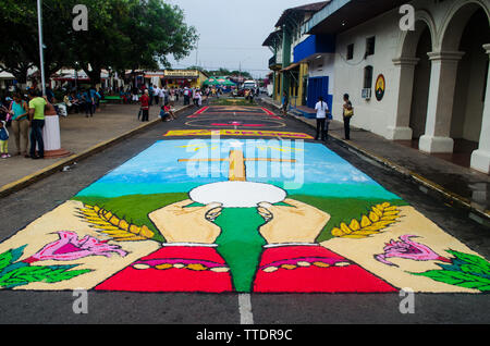 Des tapis colorés ornent la rue de La Villa de los Santos pendant le jour du Corpus Christi Banque D'Images