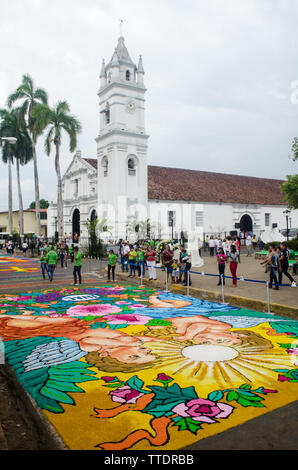 L'église de Saint Athanase et les tapis colorés, une scène traditionnelle du Corpus Christi à La Villa de los Santos Banque D'Images