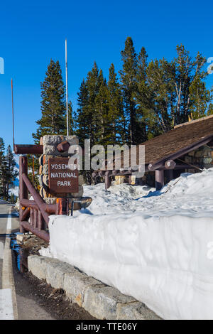 Cabine de station de Rangers en pierre recouverte de neige à l'entrée est du parc national de Yosemite sur l'autoroute 120 le col Tioga. Californie ; États-Unis Banque D'Images