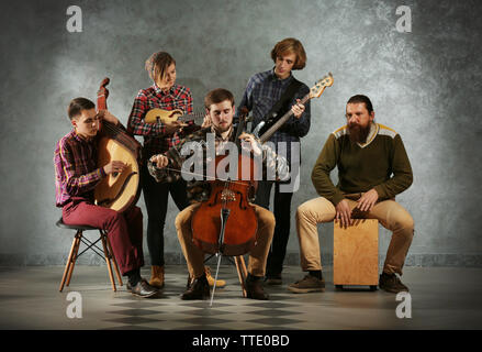 Groupe musical sur fond de mur gris Banque D'Images