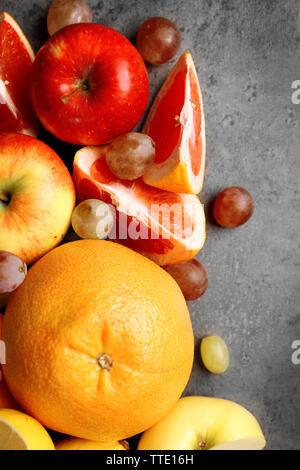 Fruits sur fond gris Banque D'Images
