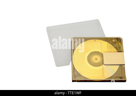 Mini Disc Rewritable Compact- MD pour l'enregistrement numérique publié dans les années 90 sur un fond blanc. Banque D'Images