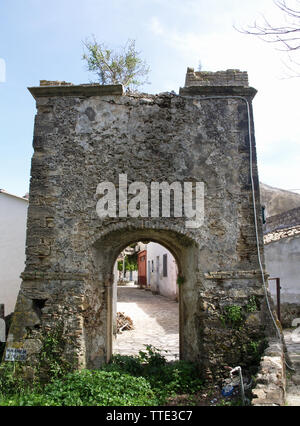 Entrée voûtée à l'église en Kavalori, Corfou, Grèce Banque D'Images