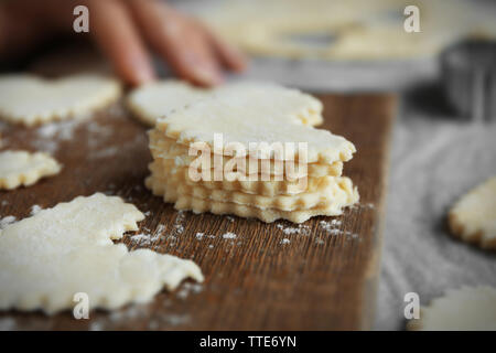 La cuisson des biscuits dans la cuisine Femme Banque D'Images