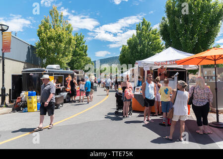 Les touristes et les habitants jouissent des camion alimentaire section du marché communautaire de Penticton, le plus grand marché en plein air dans le sud de l'Okanagan Banque D'Images