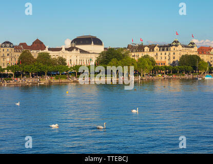 Zurich, Suisse - 16 juin 2019 : le lac de Zurich au coucher du soleil, les gens sur ses quais, bâtiments de la ville de Zurich à l'arrière-plan. Lac de Zurich je Banque D'Images