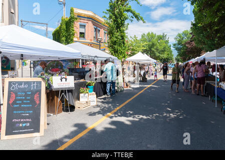 15 juin 2019 : les vendeurs de rue à l'avant ligne Penticton Farmer's Market, un événement hebdomadaire populaire pour les touristes et les habitants. Banque D'Images