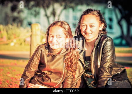 Portrait de deux jeunes sœurs Maori pris à l'extérieur dans un parc. Banque D'Images